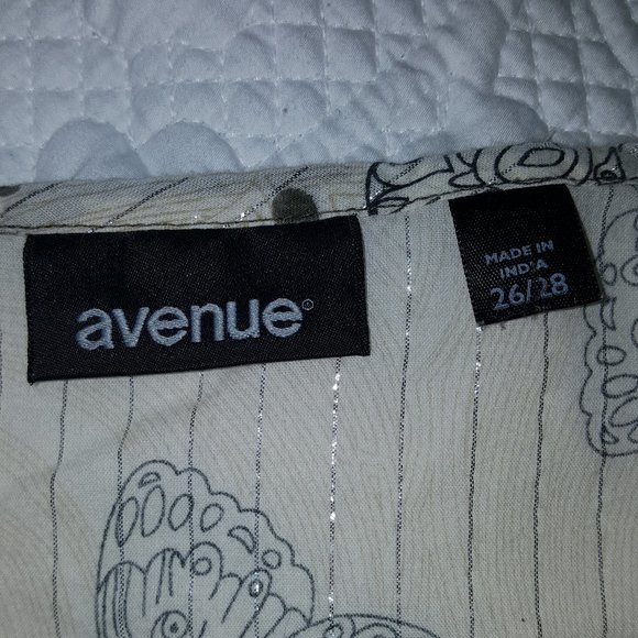 Avenue size 26/28 Butterfly Print Blouse - Picture 2 of 8